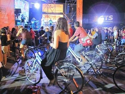 'Energia a pedali' per il concerto ecosostenibile dei Têtes de Bois a Roma