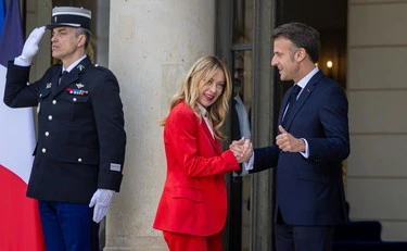 Guerra in Iran, la giornata. Vertice dei volenterosi, Macron accoglie Meloni all'Eliseo. Tre navi iraniane a Hormuz