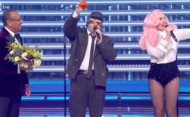 Sanremo 2026, "caco": TonyPitony sconvolge l'Ariston con questo gesto