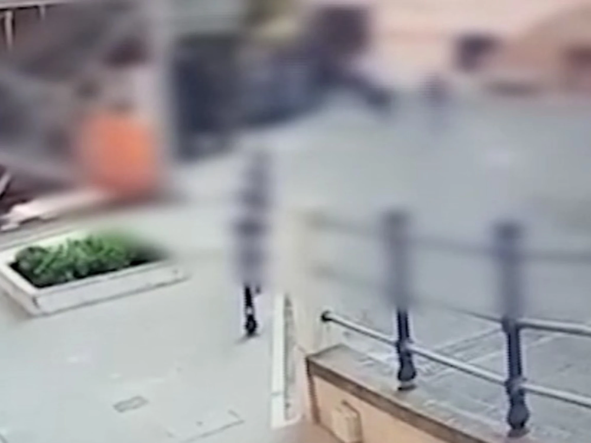 Carceri, detenuto evade dal Santo Spirito di Roma: l'inseguimento catturato dalle telecamere