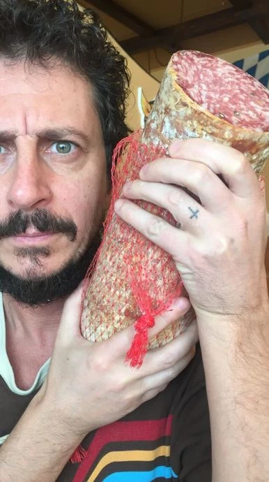 Luca Bizzarri pubblica una foto con un salame. Finisce malissimo: beccato e massacrato / Guarda