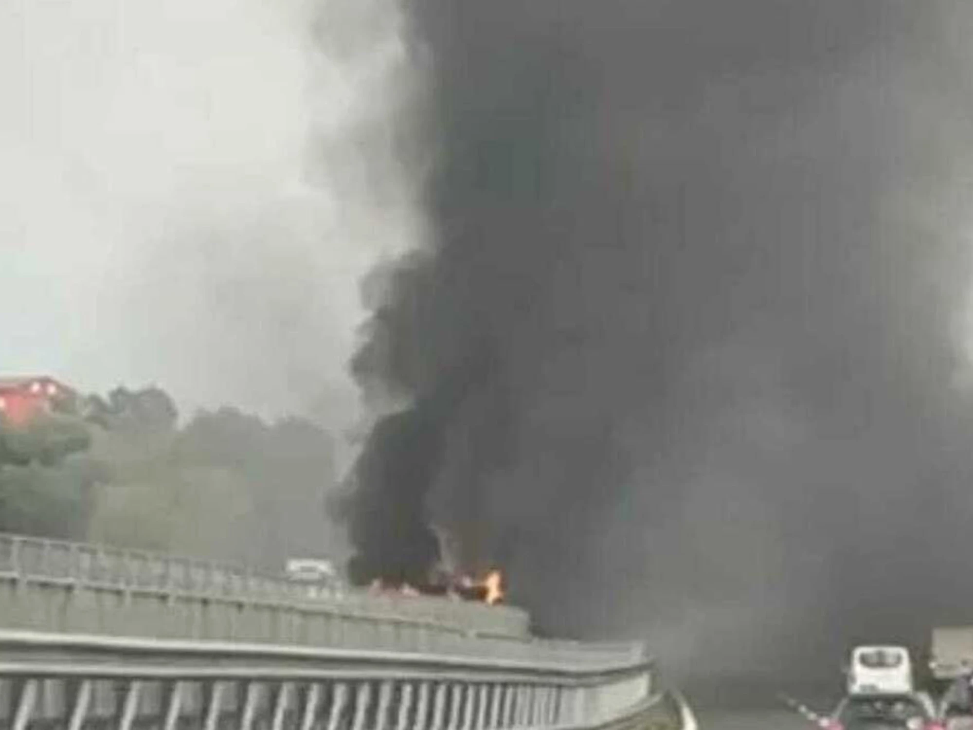 Si schianta e precipita dal viadotto: una palla di fuoco sulla A2