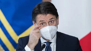 Giuseppe Conte, "non ci penso nemmeno". La clamorosa sfida a Pd e Italia Viva durante il saluto ai giornalisti