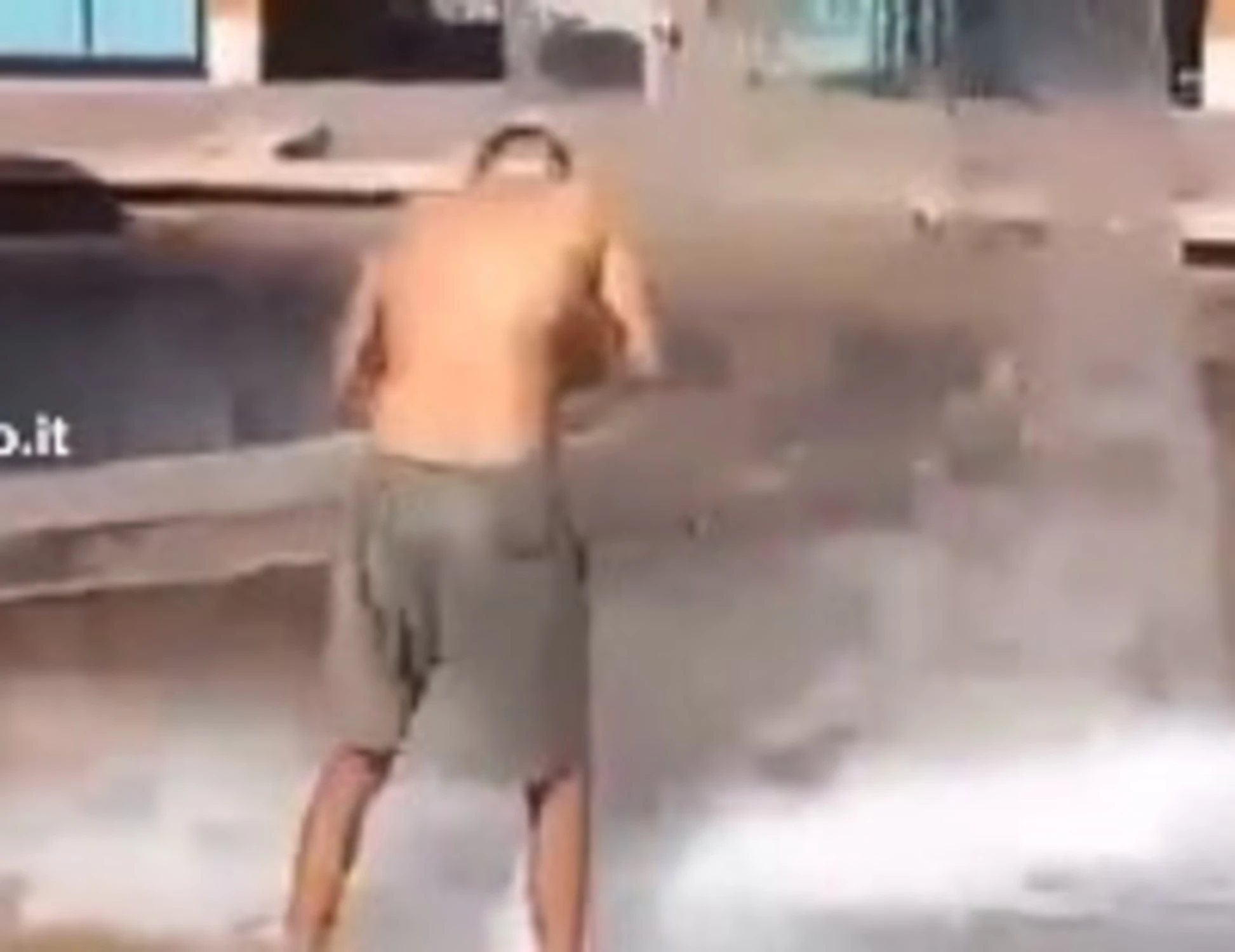 Treviso, la fontana dell'archistar? Doccia per immigrati: il video indigna la città