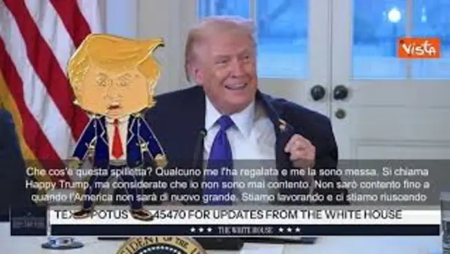 Leggi l'articolo: Trump con spilletta di sé stesso cartoon: Si chiama “Happy Trump”, ma io non sono mai contento