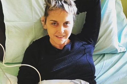 Nadia Toffa, lo schifo di una idiota: la sfotte a Natale per il tumore. La sensazionale risposta della Iena