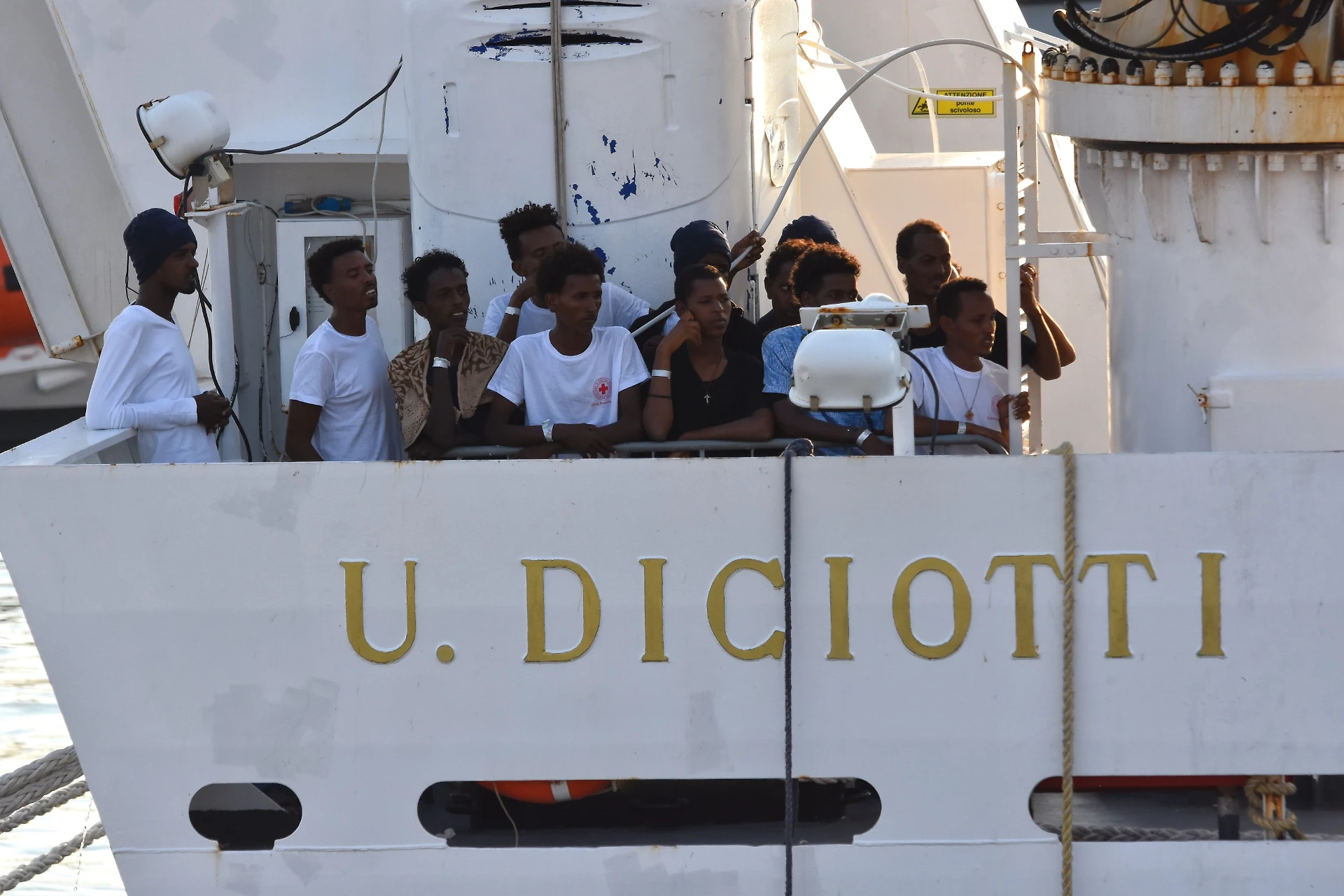 Migranti, via Matteo Salvini torna la Diciotti: sbarcata a Pozzallo con 68 persone, la Ocean Viking in attesa