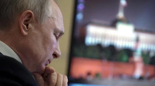Vladimir Putin, retroscena dal cuore della Russia: "Vorrebbe dimettersi". Sondaggi, crollo vicino