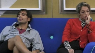 Grande Fratello Vip, "sono senza parole": la fidanzata di Massimiliano Morra vede tutto in diretta, a un passo dalle corna