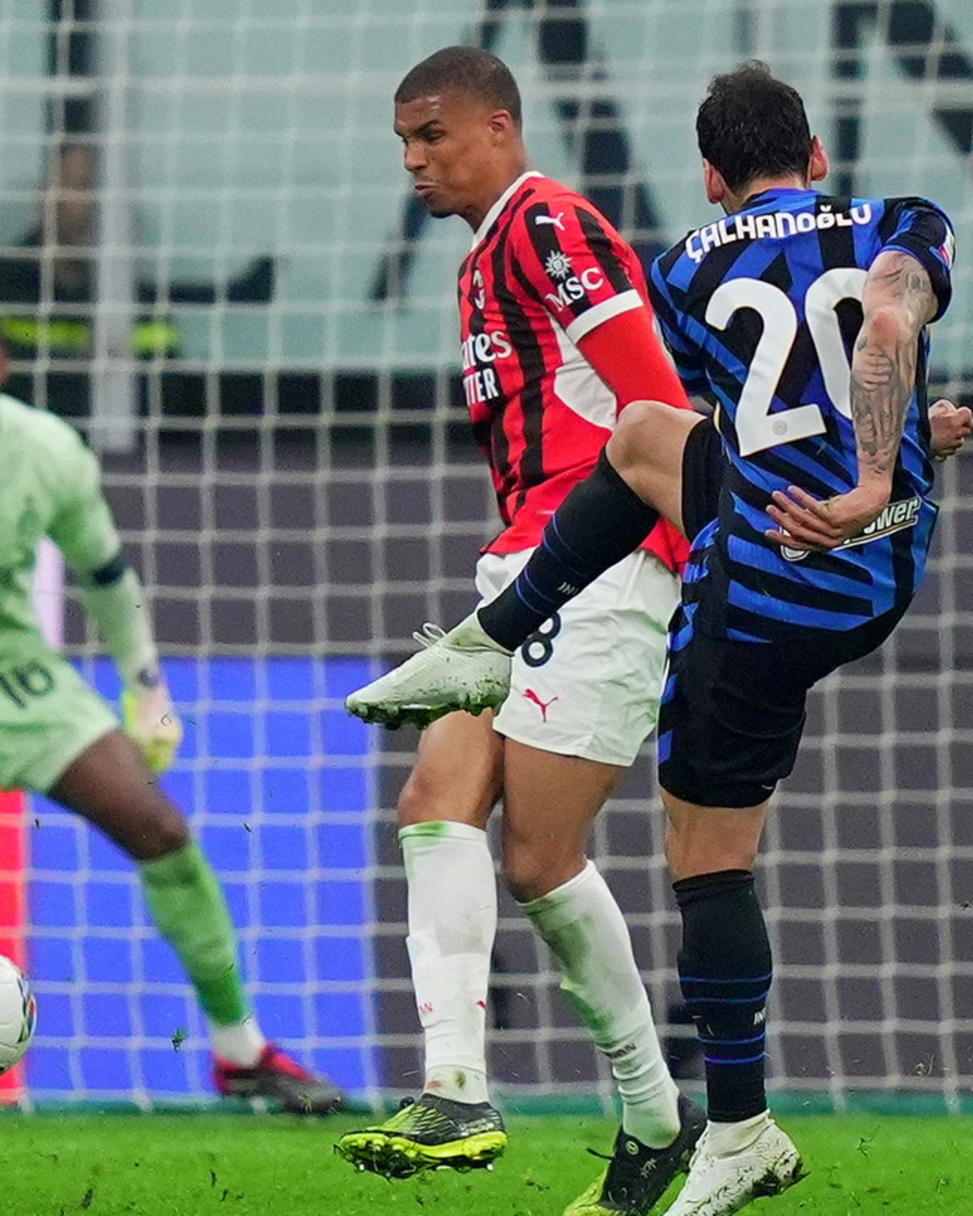 Milan-Inter, il primo round è 1-1: Coppa Italia, l'ex Calhanoglu riprende Abraham