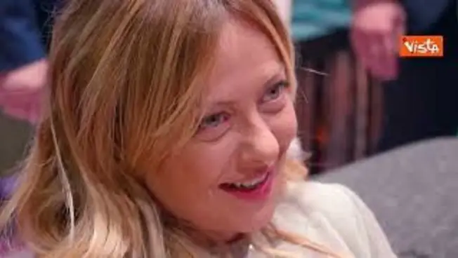 Leggi l'articolo: Selfie della Meloni con i sostenitori al Salone Internazionale del Mobile a Milano