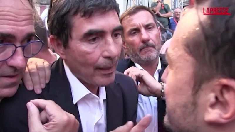 Fratoianni faccia contro faccia con il contestatore: la sinistra implode in piazza a Napoli