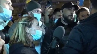 Non è l'Arena, Massimo Giletti in diretta con la telecamera tra chi protesta a Napoli: tensione con il funzionario della polizia