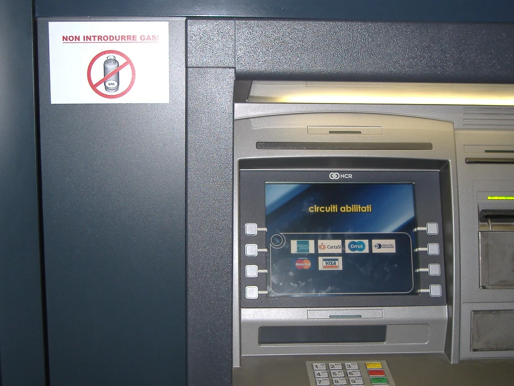 Manovra, lotta al contante: l'idea di tassare i prelievi al bancomat