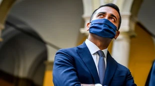 Luigi Di Maio, 60 milioni di fondi europei per pavimenti e infissi alla Farnesina: imbarazzo nel M5s