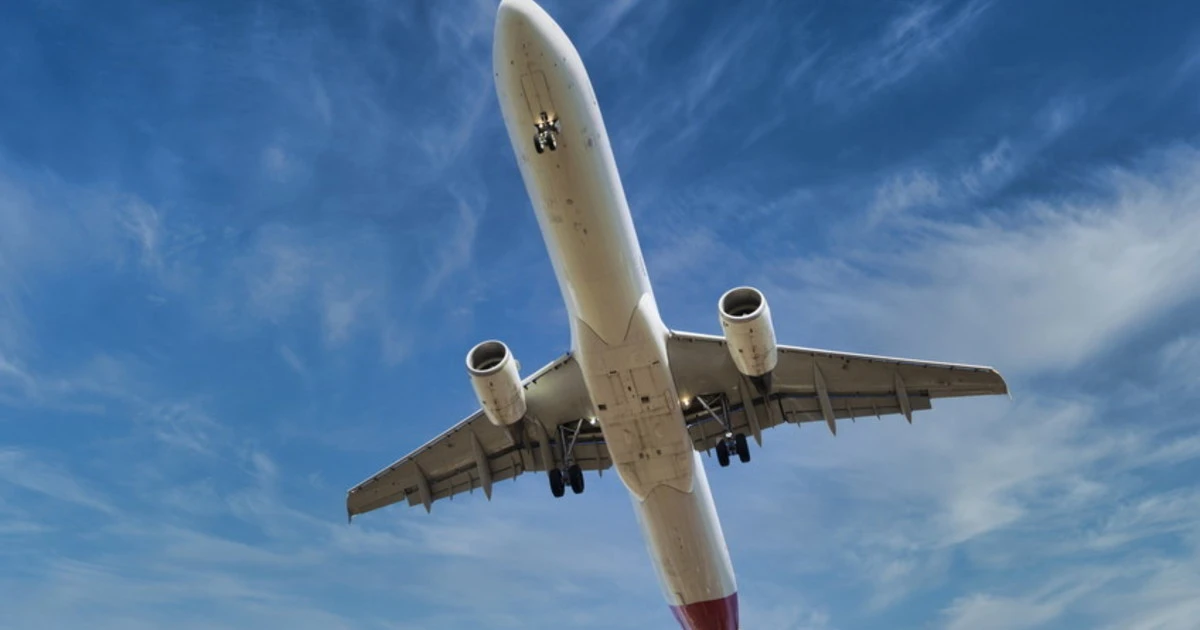 Sardegna, sportello si stacca dall'aereo: ecco dove precipita, panico tra i turisti