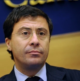 Italo sempre più solonon gli resta che l&apos;iPadcrisi con la 25enne Vanessa