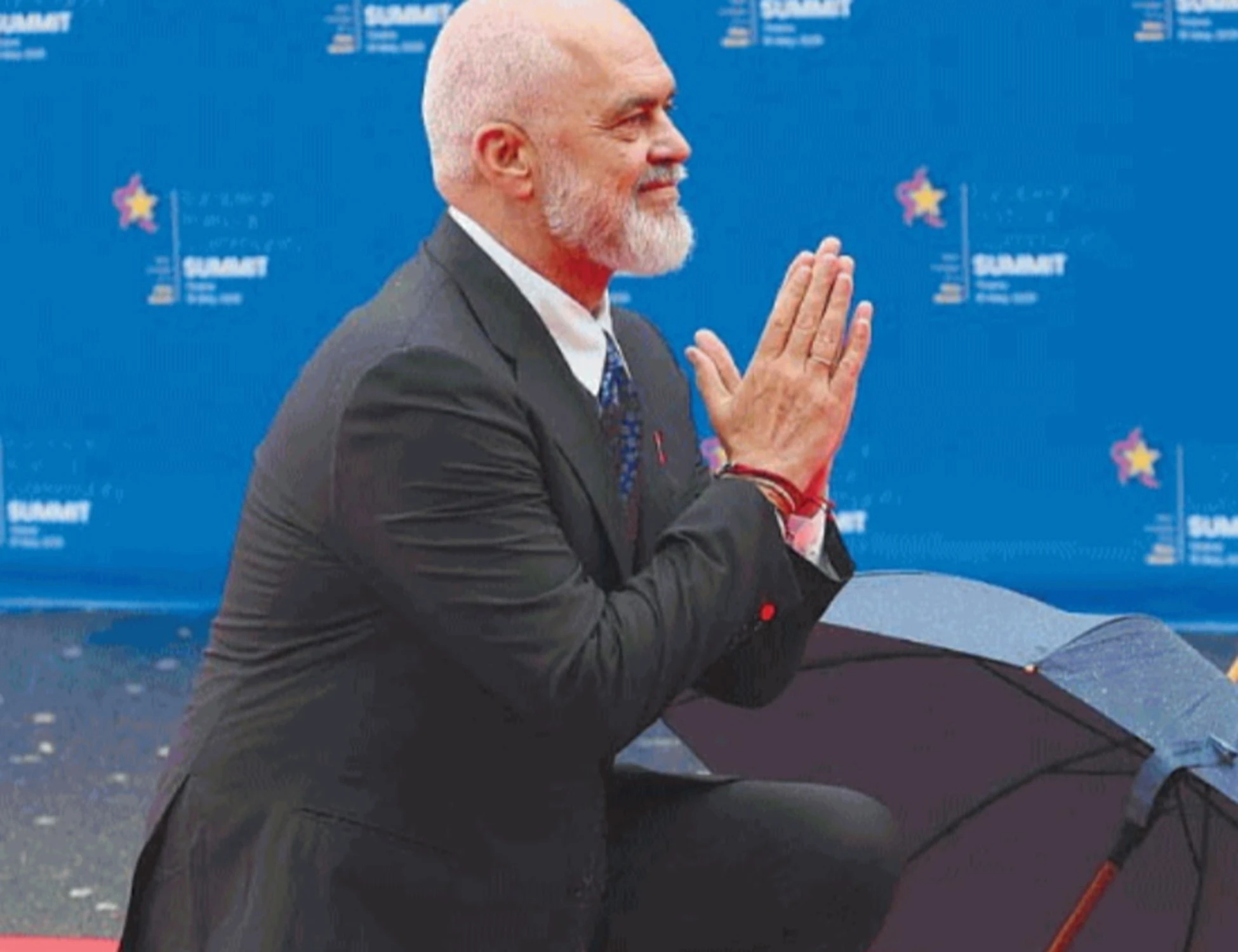 Edi Rama in ginocchio dalla Meloni, la sinistra ai matti