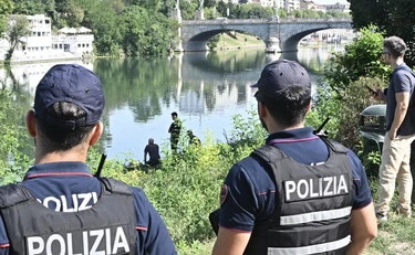 Torino, auto buca l'alt della polizia e finisce nel Po: una tragedia