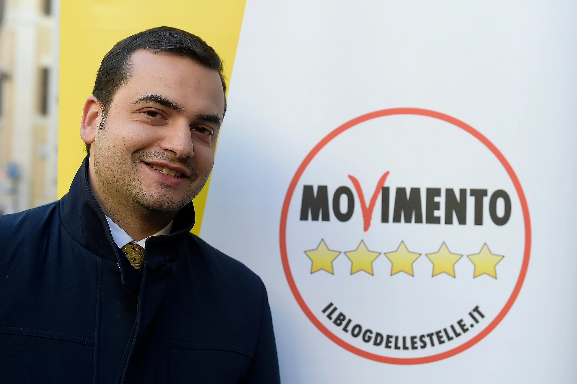 M5s, Carlo Sibilia sottosegretario agli Interni: vuole le nozze uomo-cane, considera lo sbarco sulla Luna una farsa