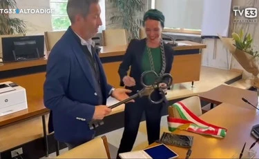 Katharina Zeller, dopo lo sfregio al tricolore accusa la destra