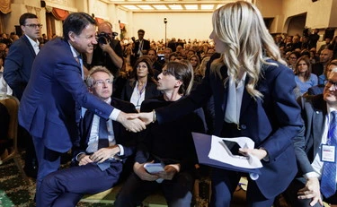 Giuseppe Conte incontra Silvia Salis: intrighi e manovre cla