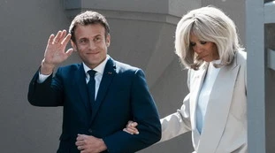 Brigitte Macron, &quot;lui la divora con gli occhi&quot;. I dettagli più intimi: &quot;Ha l&apos;energia di una quarantenne&quot;