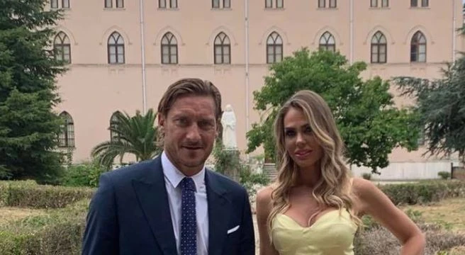 Ilary Blasi con Totti al matrimonio della sorella vestita così: pantalone sbottonato, lo scandalo là sotto