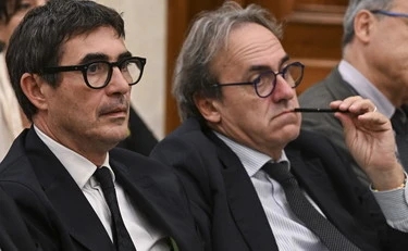 A sinistra qualcuno imbroglia