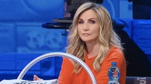 Amici, il pizzino di Lorella Cuccarini: “Mai più con lei", sconcertante richiesta alla produzione Mediaset