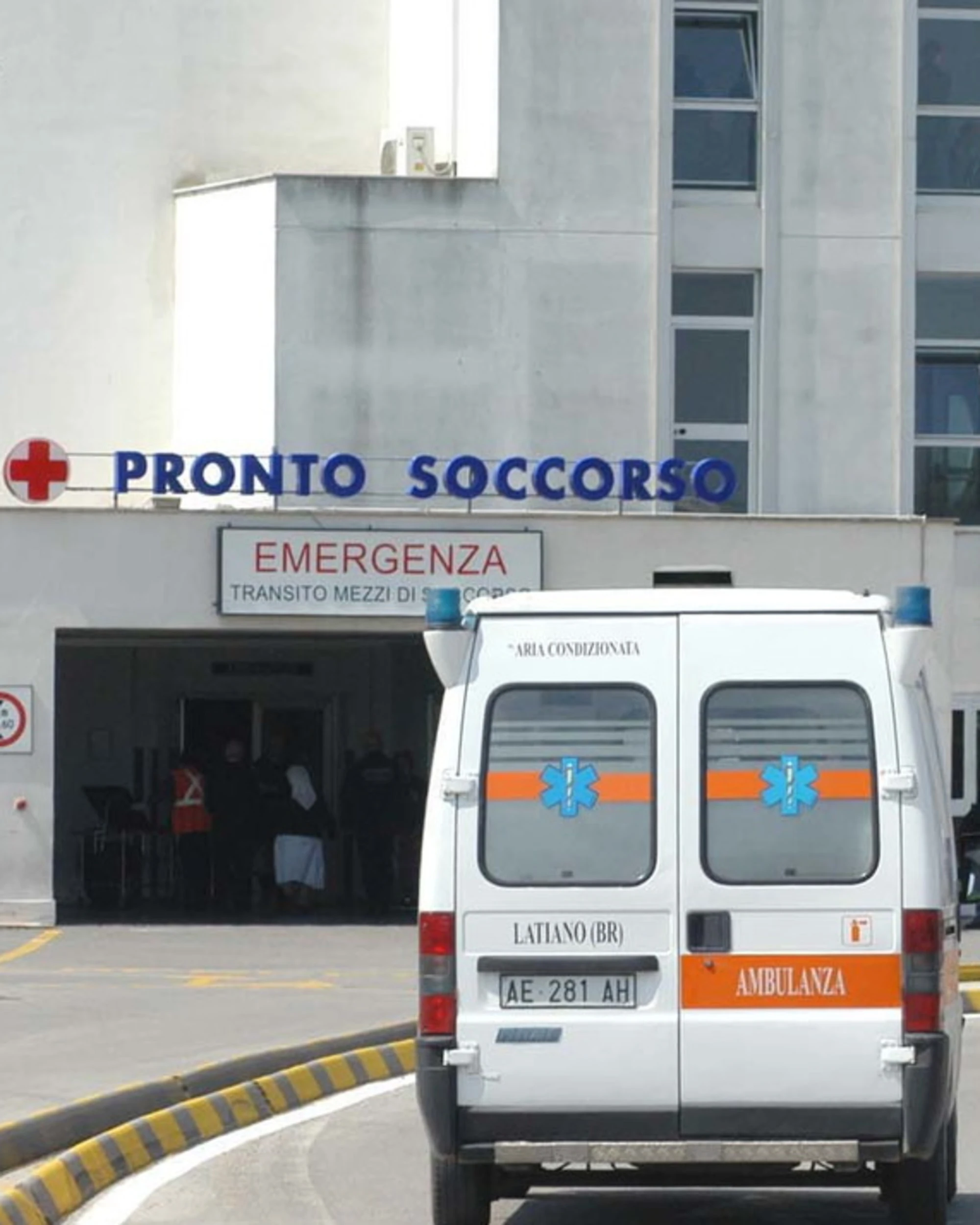 Brindisi, niente ticket e display rotto in ospedale: pazienti in piedi per ore 