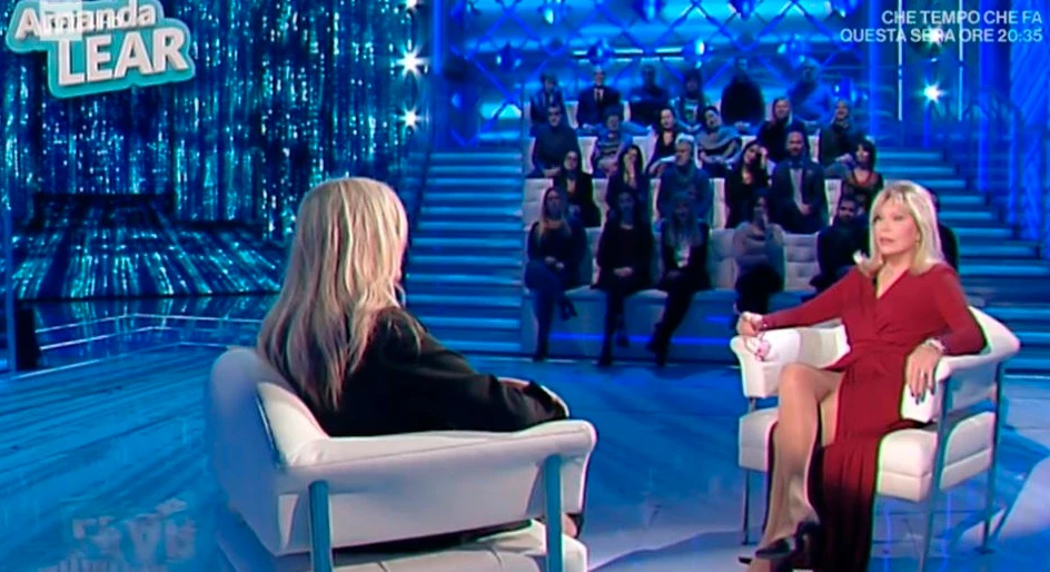 Domenica In, Amanda Lear e lo spacco estremo a 79 anni: accavalla le gambe, si vede tutto