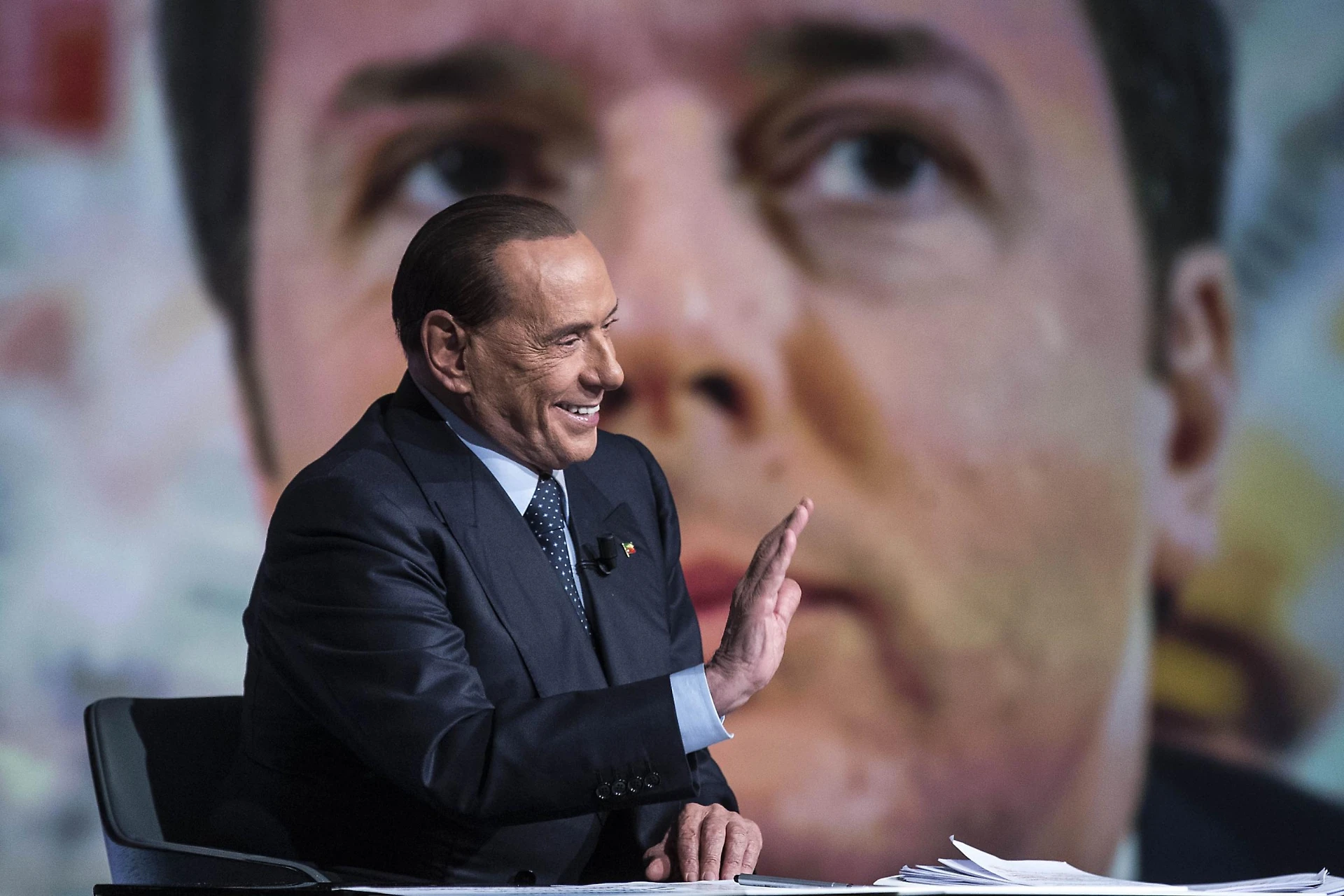 Matteo Renzi e Silvio Berlusconi, il sondaggio Emg affonda Italia Viva: gradimento, il Cav umilia l'ex Pd