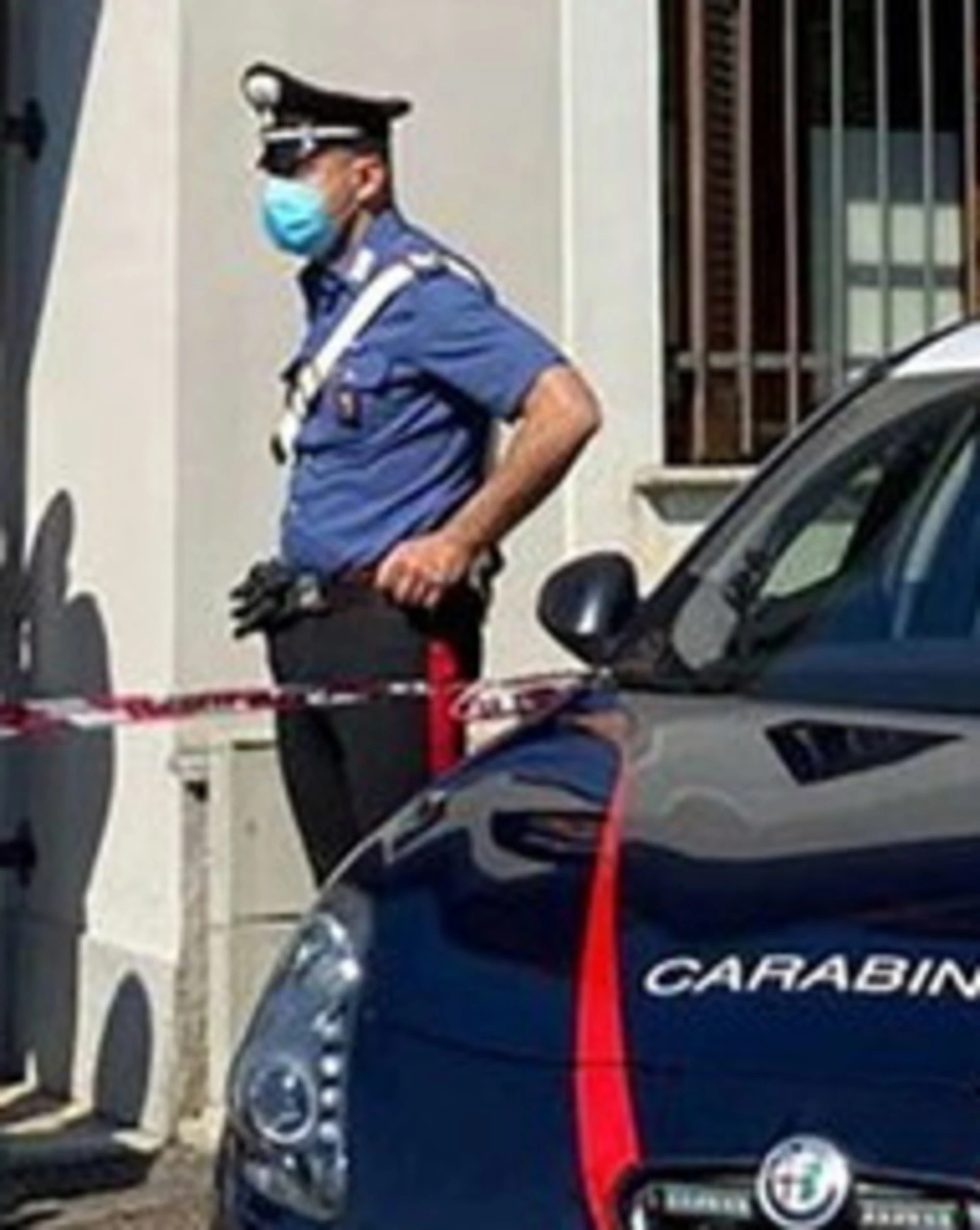 Legnano, 35enne uccisa con un coltello alla schiena: killer in fuga