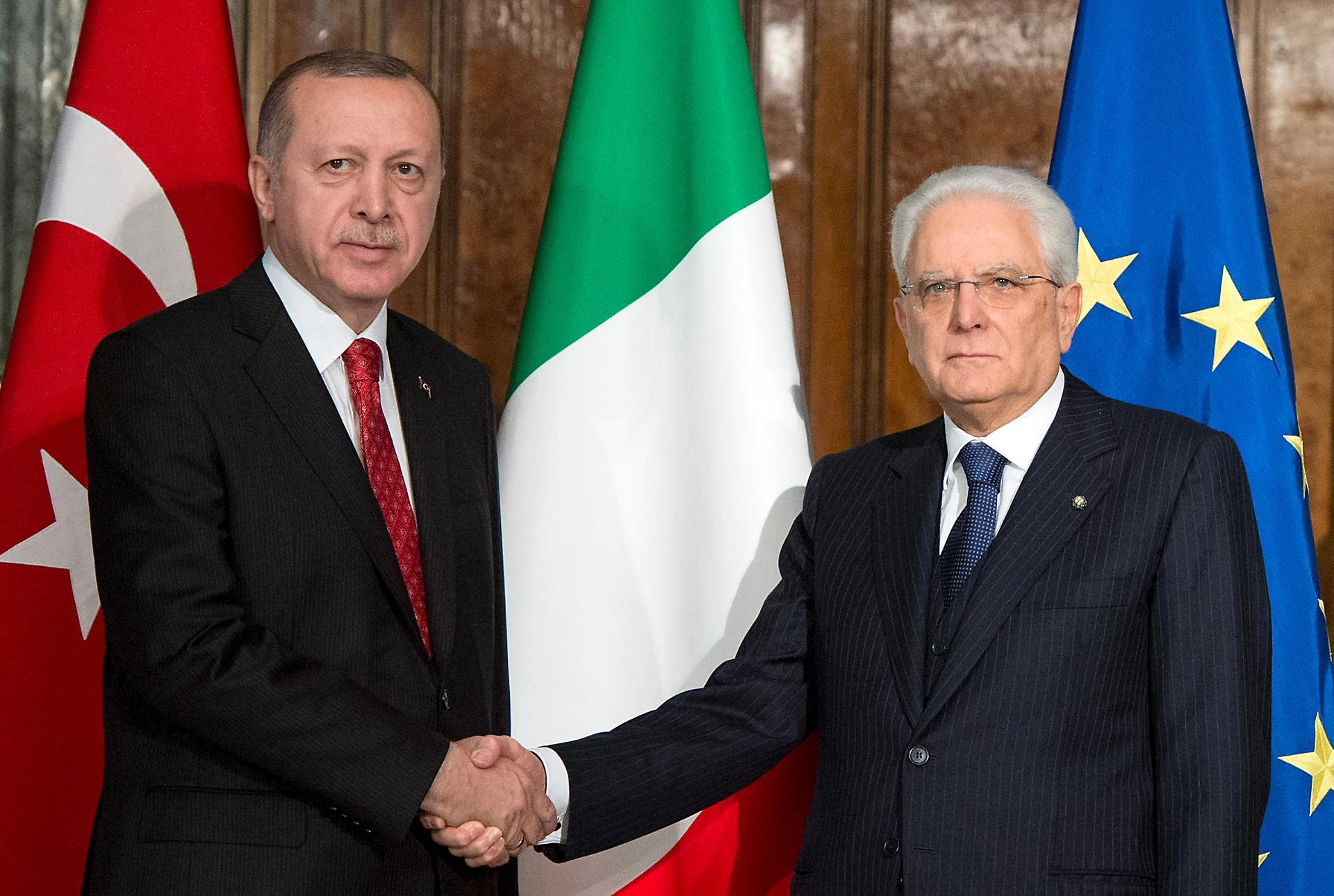 Giorgia Meloni, valanga di insulti per il selfie con Orban. Ma su Mattarella e Erdogan tutti muti