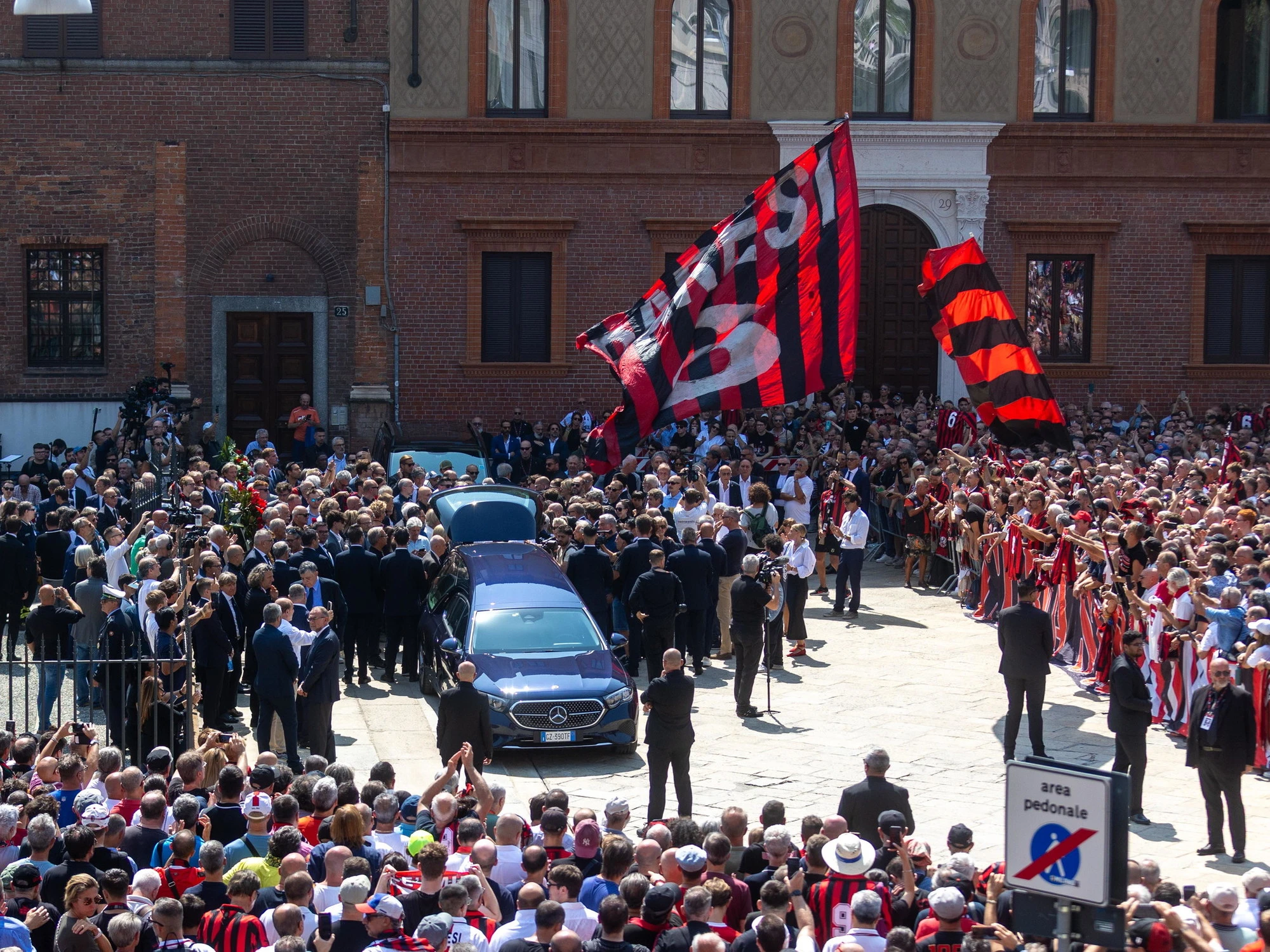 Franco Baresi, funerali mozzafiato: Maldini in lacrime, applauso infinito (e fischi a Cardinale)