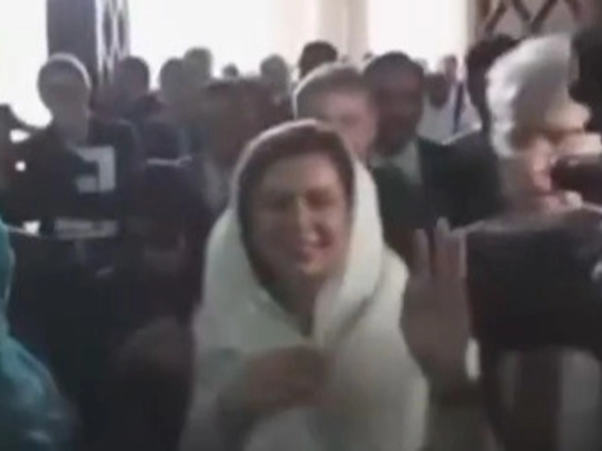 FdI spiana Laura Boldrini: "Testa alta, viso aperto". Trova le differenze con Meloni