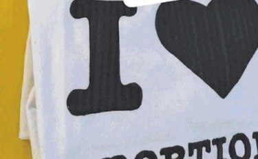 Il Festival sull'aborto negli spazi della provincia rossa: esplode il caso