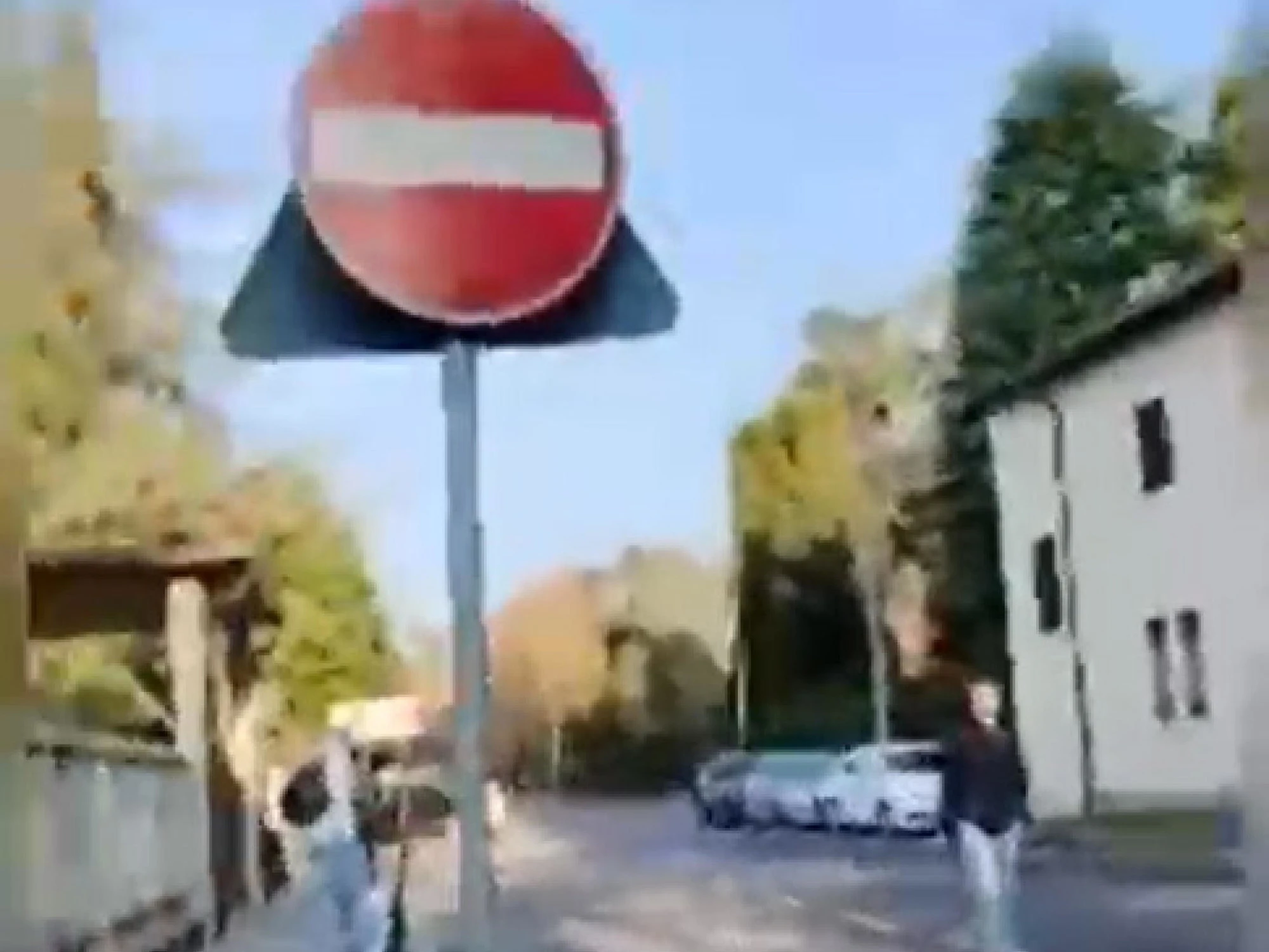 Bergamo, il 13enne e l'ordine alla ragazzina: "Tagliati perché te lo dico io"