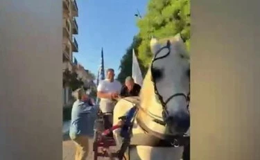 Laterza, il sindaco vince e si fa trainare da un cavallo: esplode la rissa col vigile