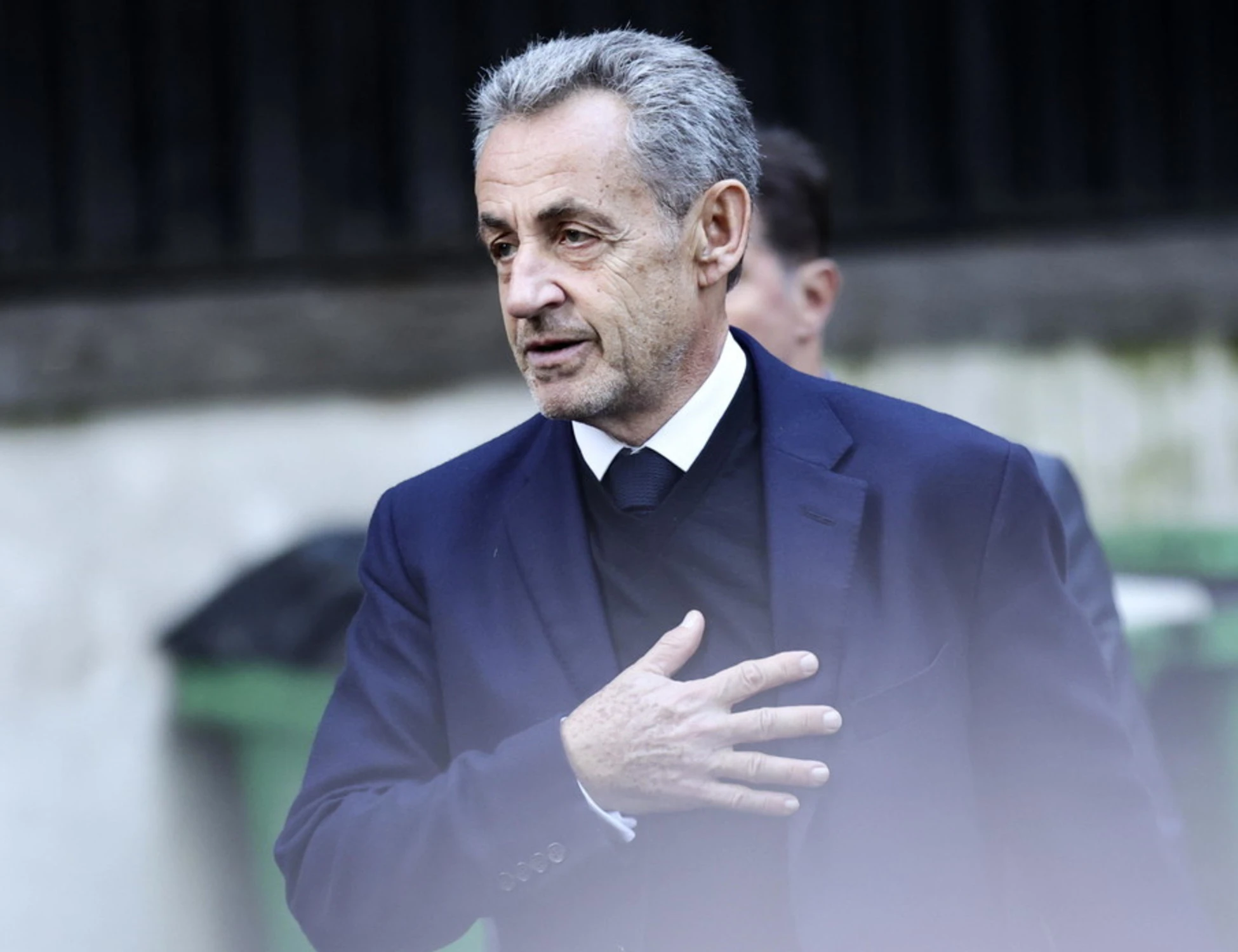 Nicolas Sarkozy, primo giorno di galera: che libro si porta