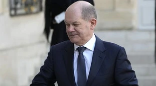 Papa Ratzinger, Scholz: "Personalità controversa", cala il gelo