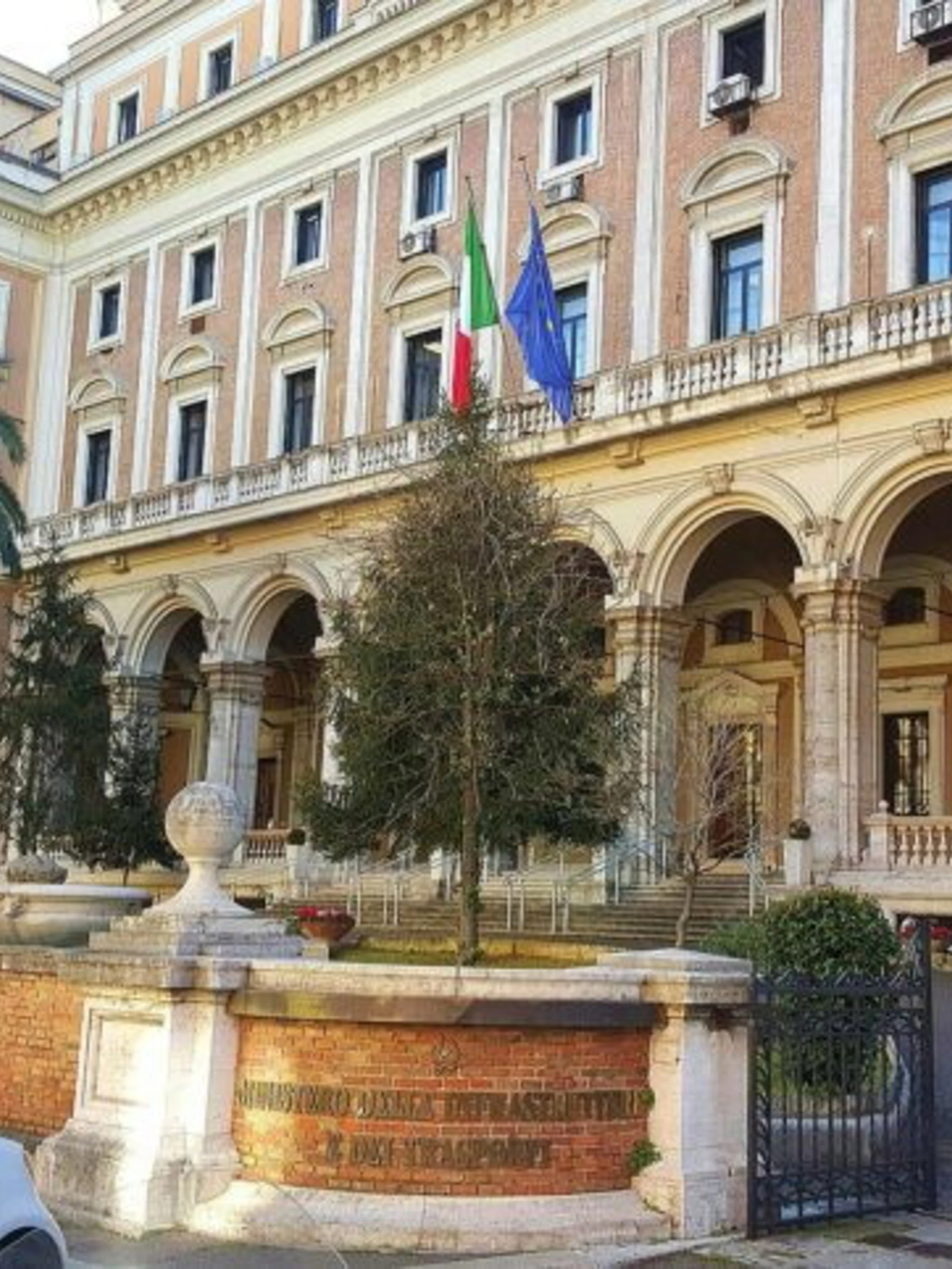 Ncc Italia: “Il ministero dei Trasporti porta avanti una guerra personale, lavorare insieme per il settore”