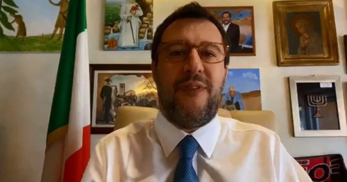 Matteo Salvini, minacce di morte: "A testa in giù, è quello che ti meriti". Il leghista lo denuncia: "Bravo..."