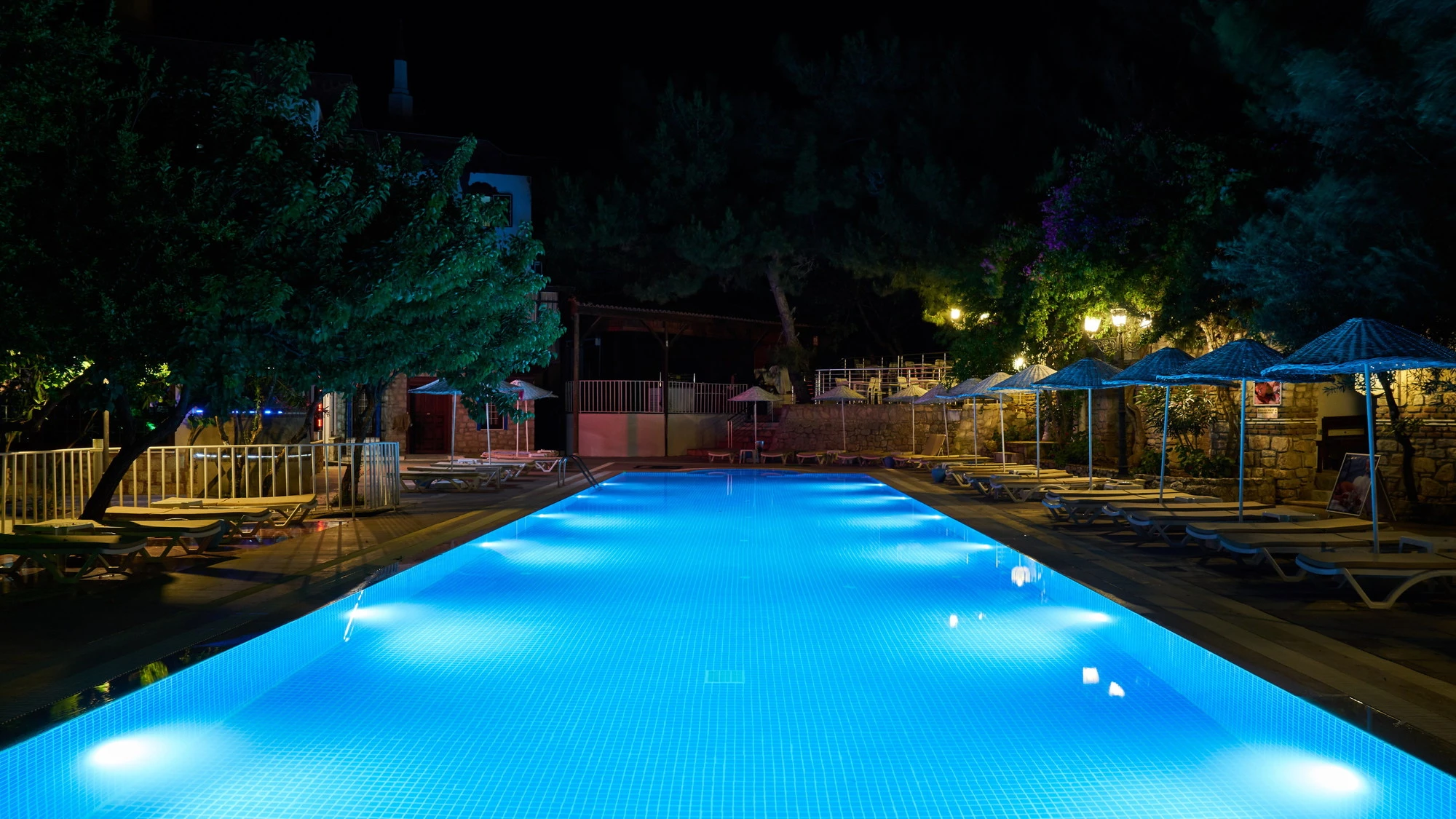Milano, 28enne annega in piscina: aveva scavalcato la recinzione nella notte