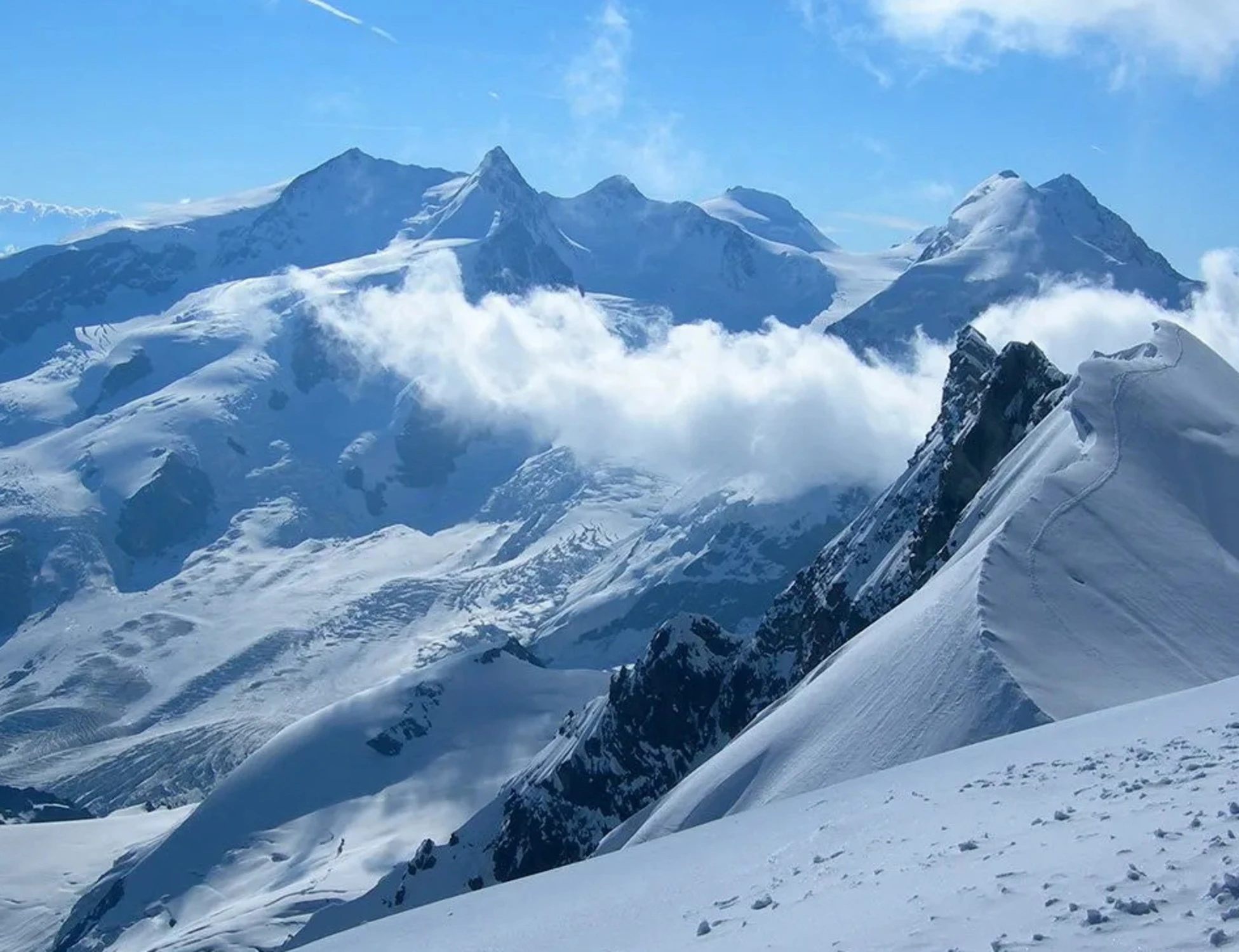 Monte Bianco, clima impazzito: cosa "spunta" in vetta a inizio luglio