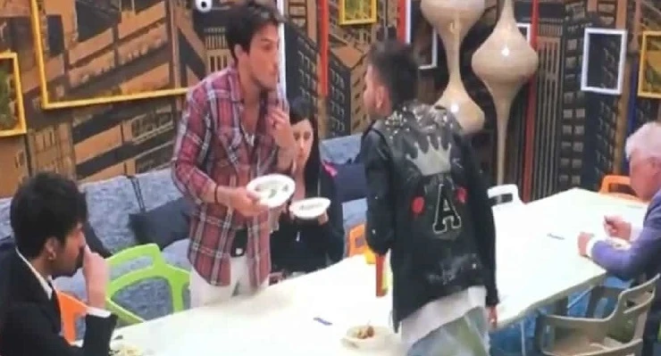 Grande Fratello, insulto omofobo in diretta: "E' una checca". Chi rischia la squalifica