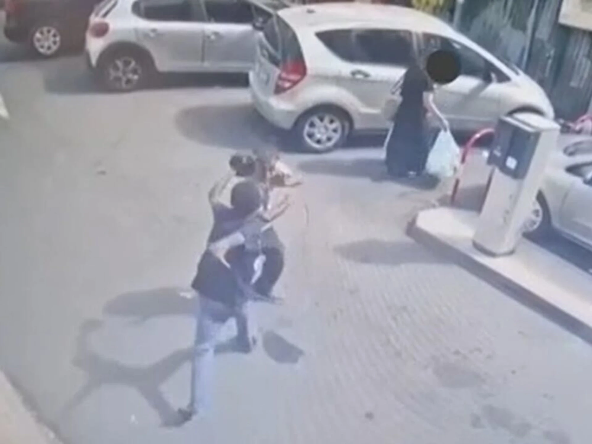 Catania, le immagini choc dell'omicidio: così l'etiope ha accoltellato il parcheggiatore