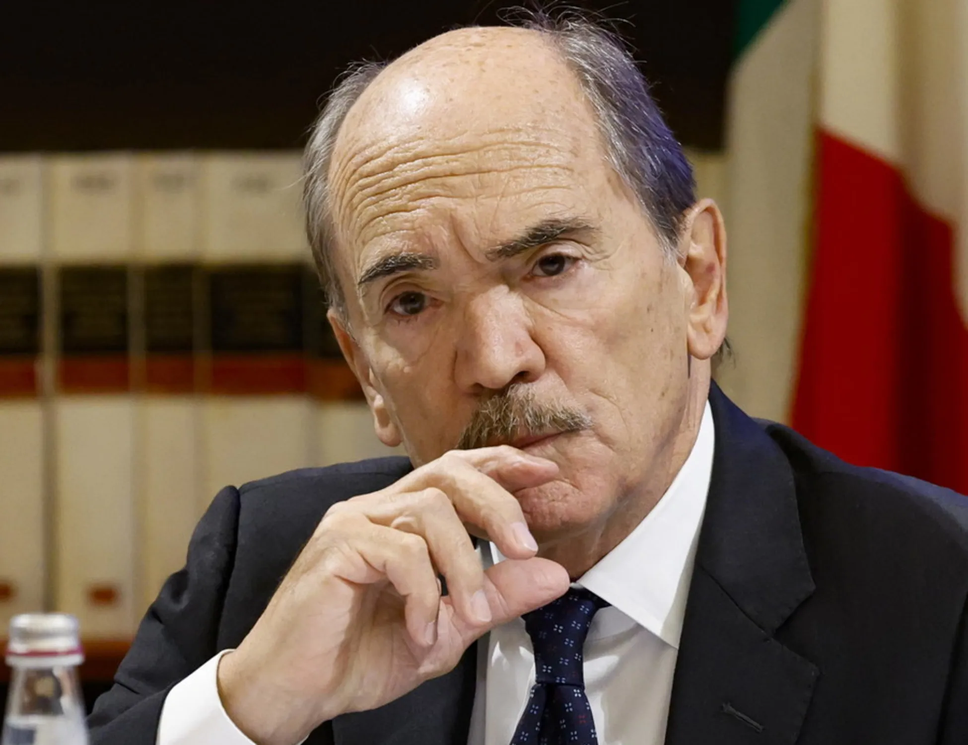 Leggi l'articolo: Il grillino ricco sfondato: De Raho? Quanto dichiara