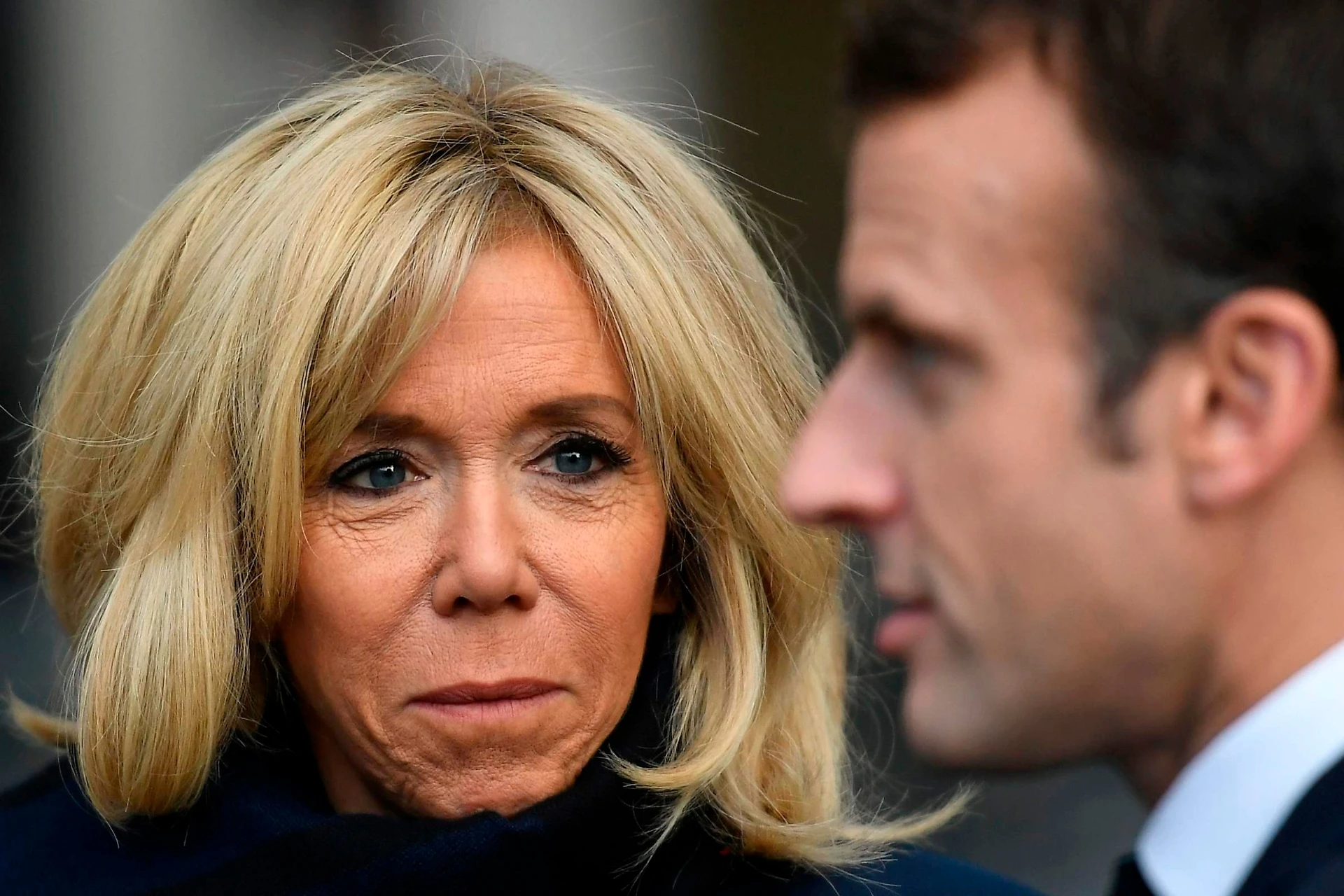 Brigitte Macron, Amanda Lear e la scandalosa sentenza: "Asia Argento trasgressiva? Macron a 15 anni..."